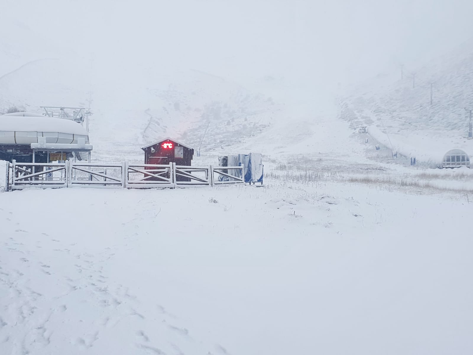 Una 'corriente en chorro' llega a la península dejando un descenso de las temperaturas, alertas por viento, lluvias y las primeras nevadas, que ya son visibles en cotas de 1.200 metros. San Isidro deja ver un aspecto netamente invernal. 