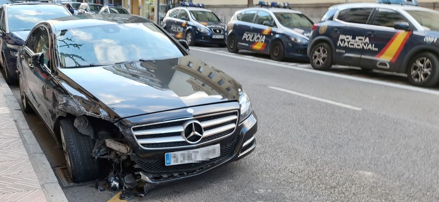 El Mercedes 350 camuflado de la Policía que acabó siendo siniestro en León. Un vehículo procedente de la incautación a narcos y utilizado como unidad camuflada de la Policía Nacional acaba siniestro en León tras sufrir un aparatoso accidente. 