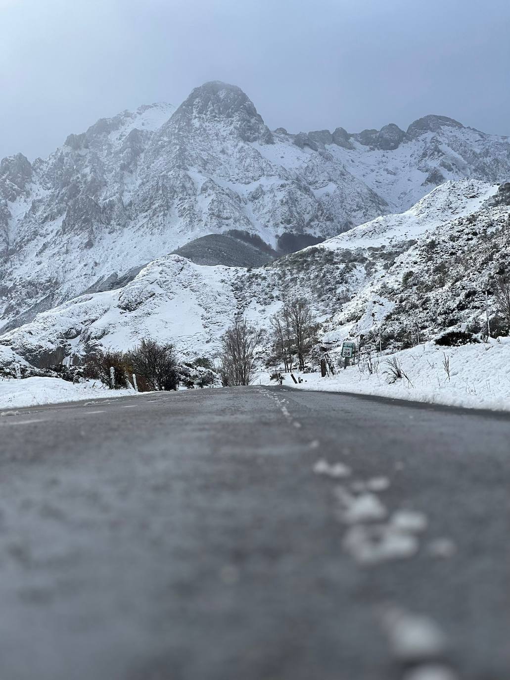 La nieve llega a la provincia de León. (Valdelugueros) 