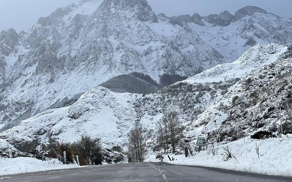 La nieve llega a León. En la imagen el pico Bodón, en Valdelugueros. 