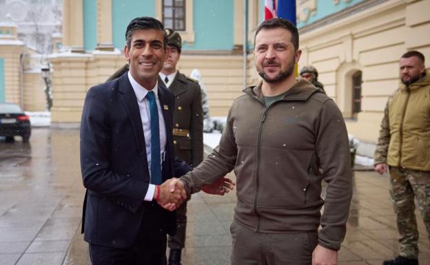 El presidente ucraniano, Volodímir Zelenski, estrecha la mano al primer ministro británico, Rishi Sunak, antes de su reunión de este sábado en Kiev. 