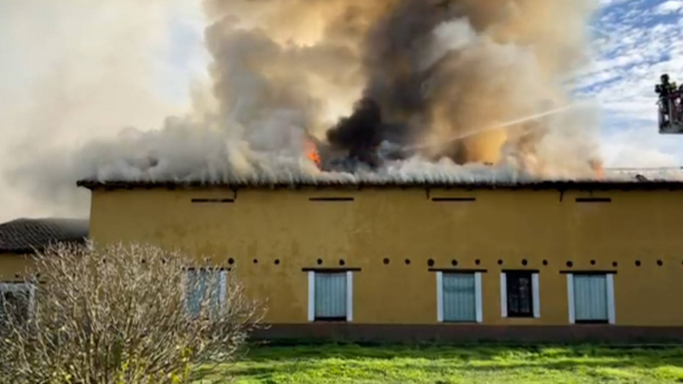 Un virulento incendio causa graves daños en una vivienda en Fresno de la Vega