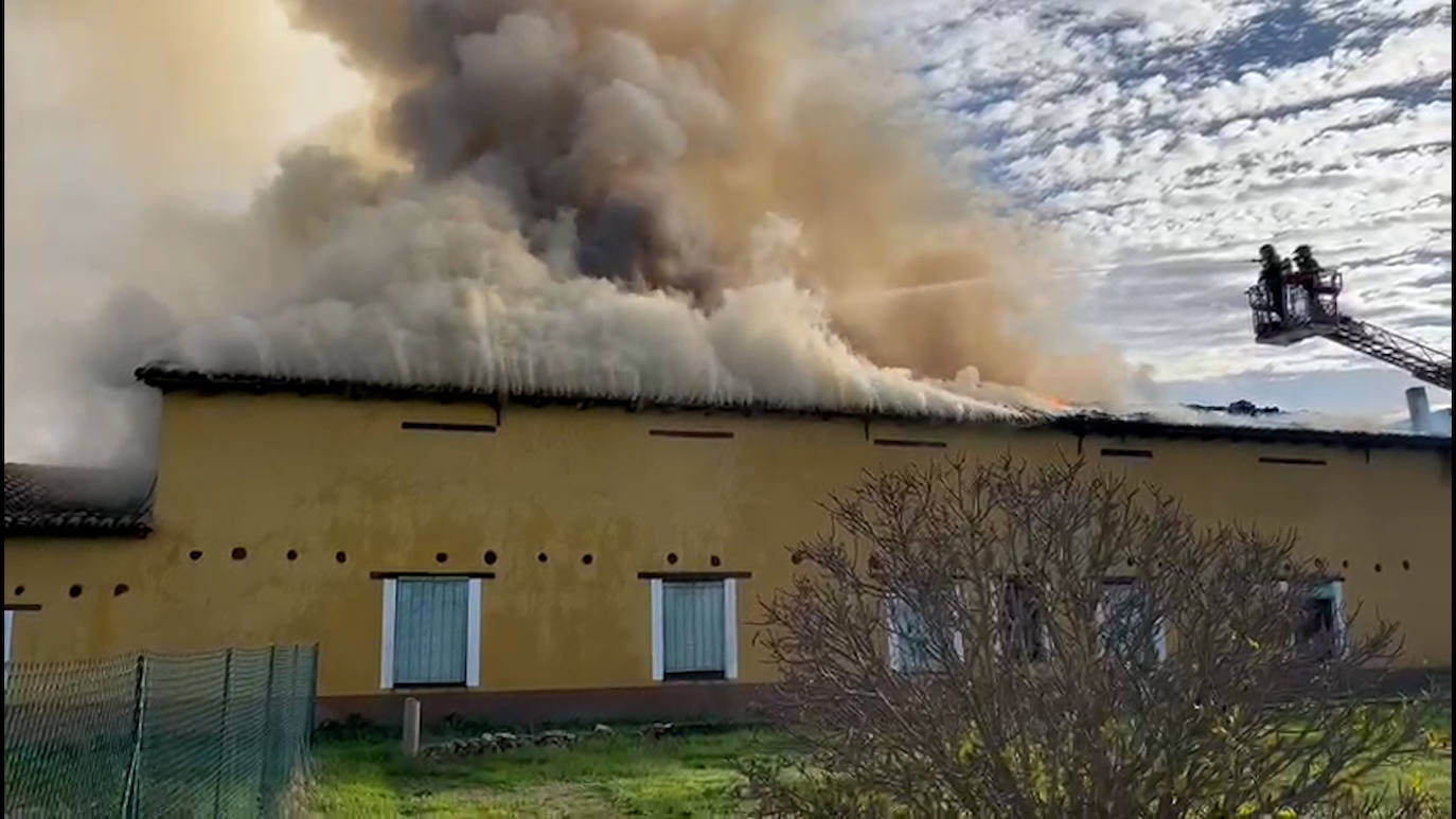 Un virulento incendio causa graves daños en una vivienda en Fresno de la Vega