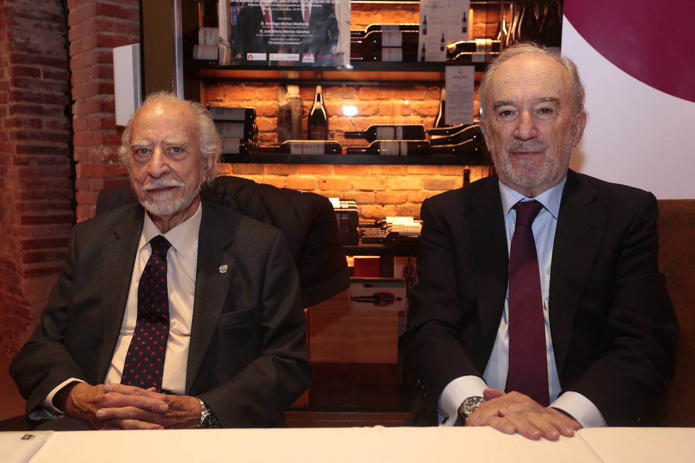 El director de la Real Academia Española, Santiago Muñoz Machado, y el escritor y académico José María Merino atienen a los medios de comunicación con motivo de su presencia en León para impartir una conferencia organizada por la Fundación Academia de las Artes, las Ciencias y las Letras de León. 