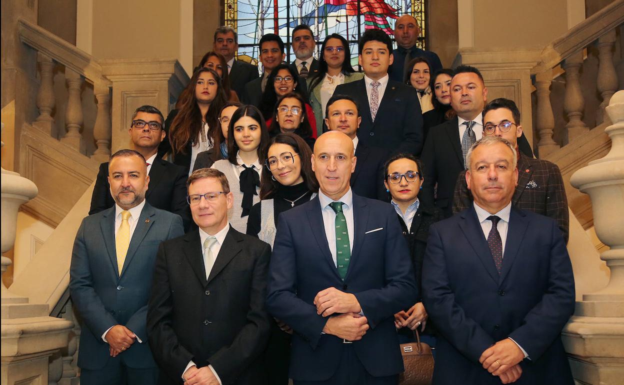 José Antonio Diez recibe a los participantes del III Congreso internacional de Estudiantes de Facultades de Derecho.