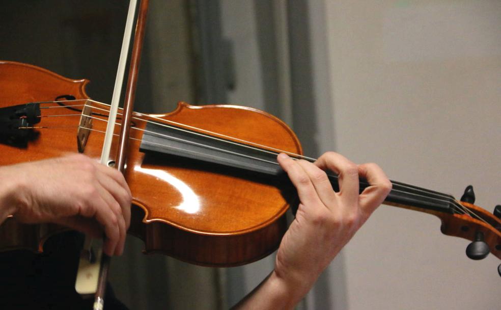 El músico Ivan Braña toca la viola en la escuela Música, Danza y Artes Escénicas de la capital leonesa