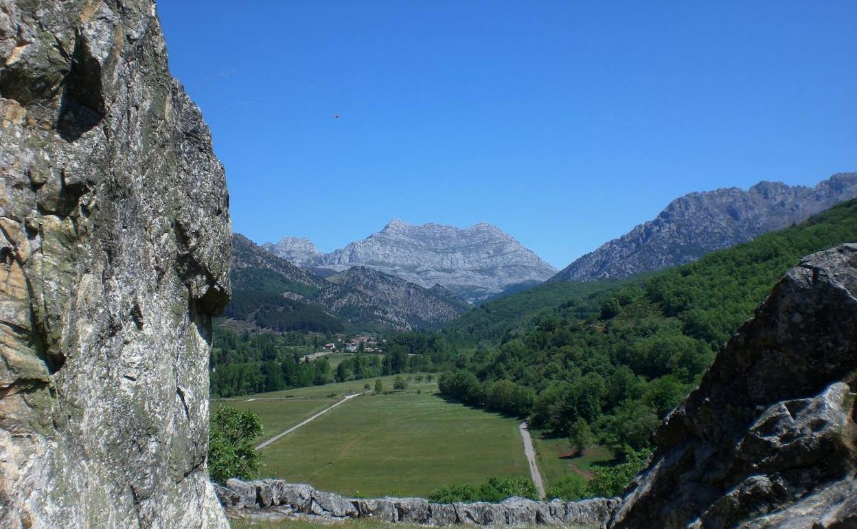 La Ruta Vadiniense, Camino de Santiago a su paso por Crémenes. Un camino jacobeo que enlazaba el Camino del Norte por la costa con: Liébana; con el Vexu Kamion y más tarde; con el Camino Francés.