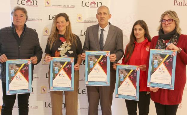 El delegado territorial de fútbol, César Lera; la responsable de la sección de fútbol femenino de la Cultural, Lara Blanco; el concejal de Deportes de Ayuntamiento de León, Vicente Canuria; la jugadora y capital del equipo femenino de la Cultural, Sofía Martínez; y la concejala de Igualdad del Ayuntamiento de León, Argelia Cabado, en la presentación de la iniciativa 'UEFA Play Makers'.