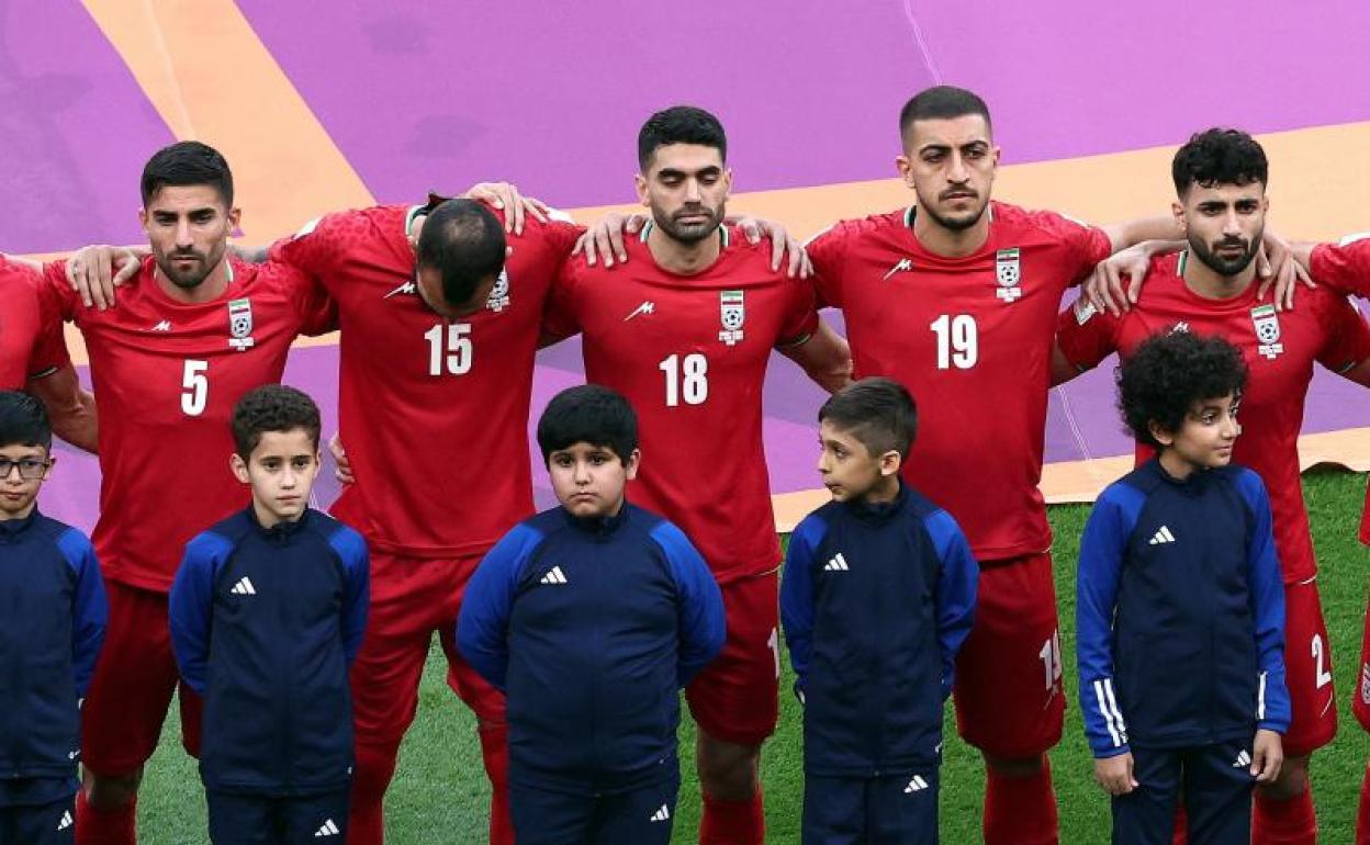 Los jugadores de Irán, durante el himno de su país en el estadio Khalifa. 