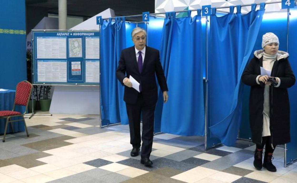 Tokayev se dispone a depositar su voto en la jornada electoral del domingo. 