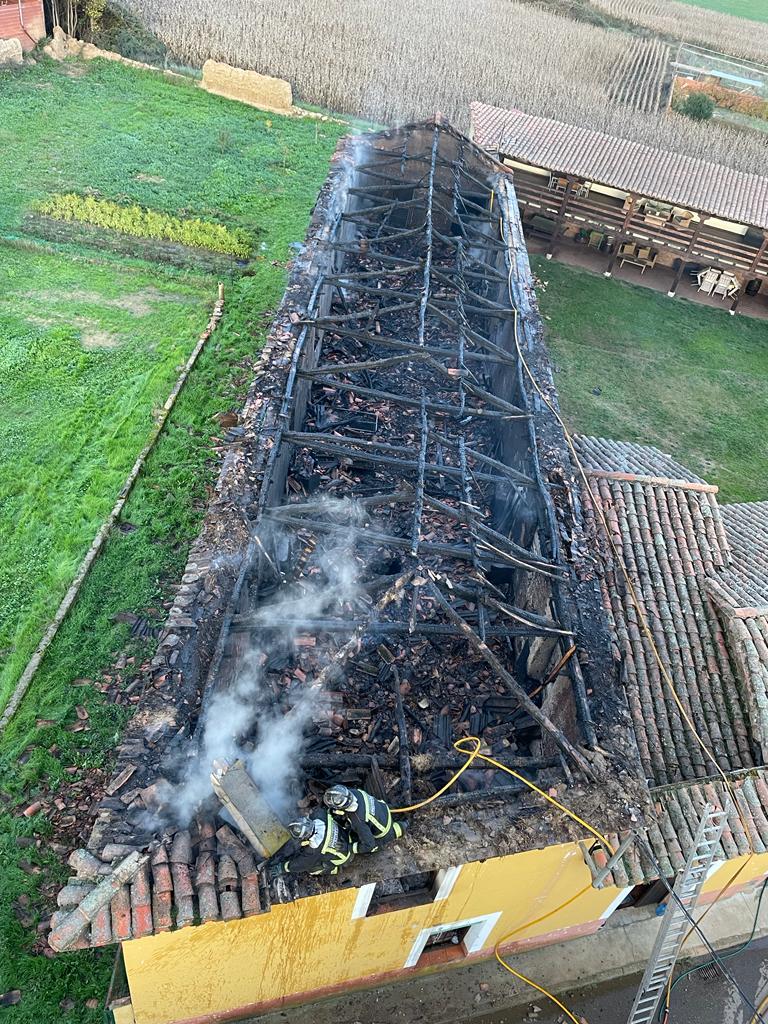 Un virulento incendio causa graves daños en una vivienda en Fresno de la Vega