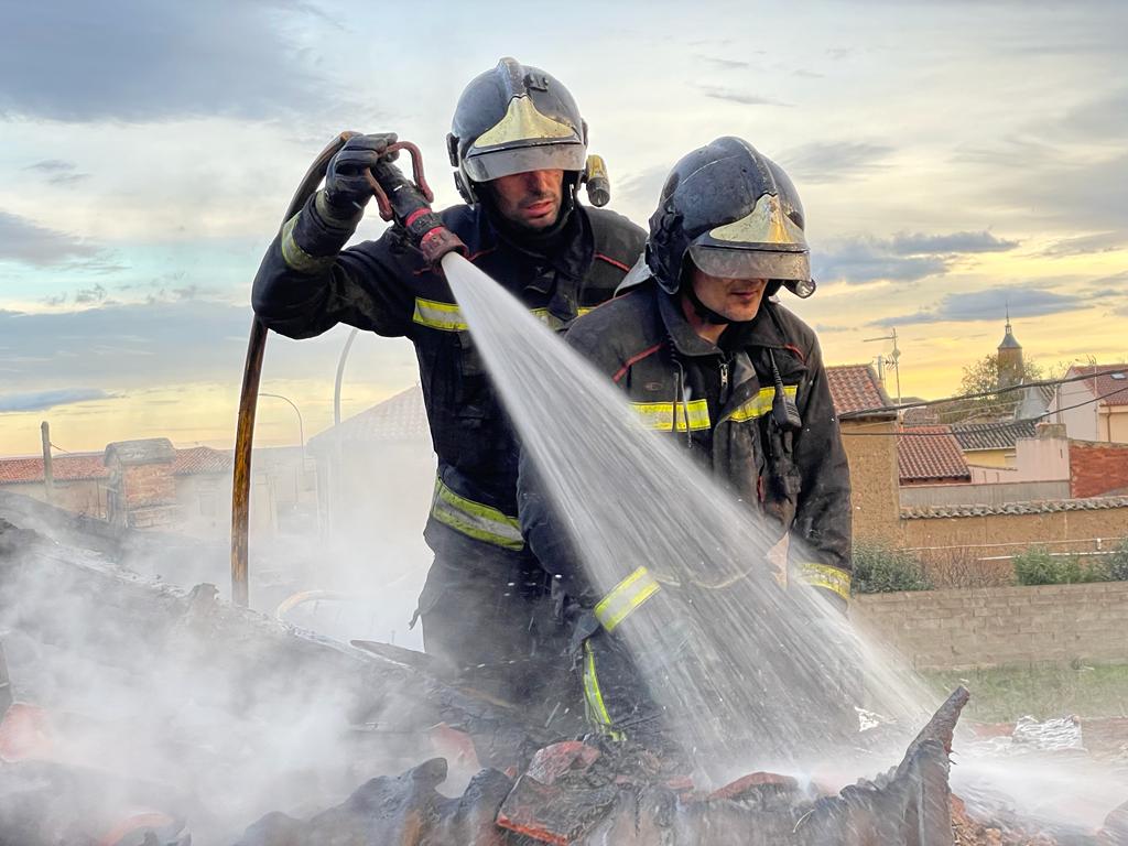 Un virulento incendio causa graves daños en una vivienda en Fresno de la Vega