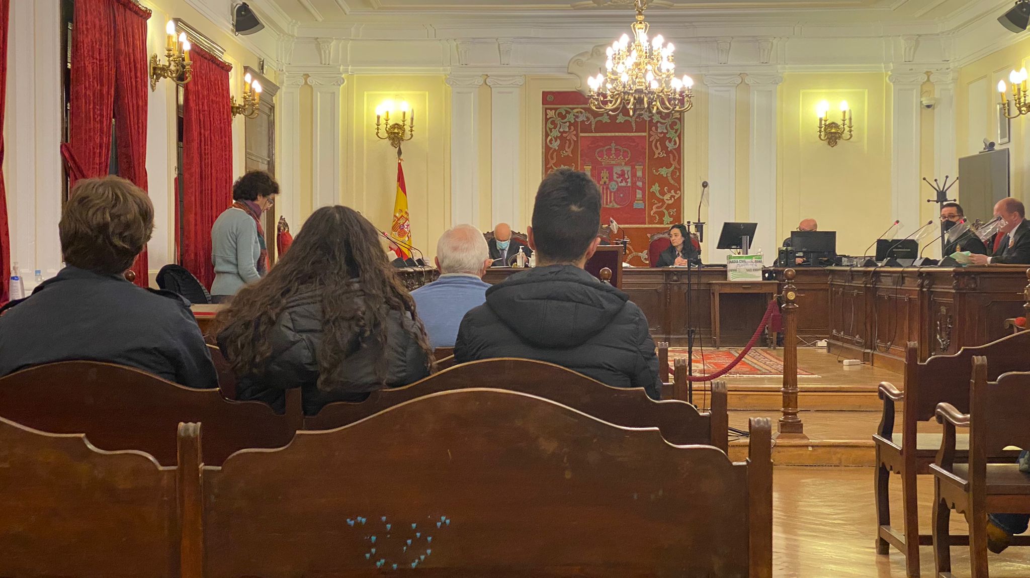 El acusado de disparar a un ganadero niega los hechos: «Creo que sus lesiones se las causó él mismo». El varón acusado de tentativa de homicidio y tenencia ilícita de armas insiste en que «nunca he disparado un arma». La víctima acudió al centro de salud con la bala incrustada en el antebrazo y entregó a la Guardia Civil la chaqueta que llevaba en ese momento. 