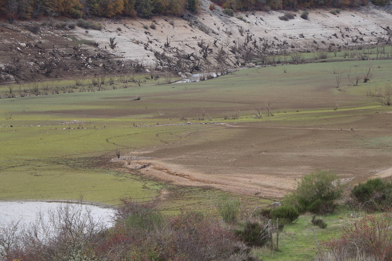 Con un 35% de agua embalsada, un dato que sigue sorprendiendo, el pantano de Riaño comienza una lenta recuperación. 