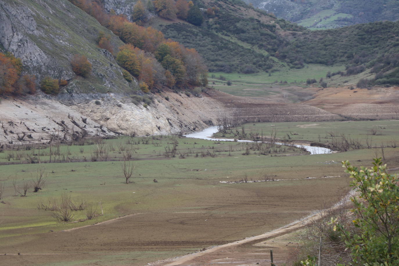 Con un 35% de agua embalsada, un dato que sigue sorprendiendo, el pantano de Riaño comienza una lenta recuperación. 