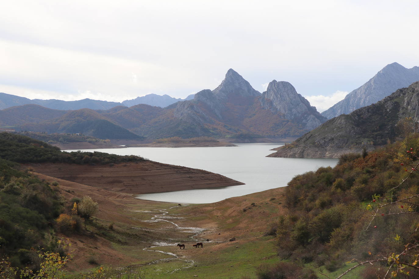 Con un 35% de agua embalsada, un dato que sigue sorprendiendo, el pantano de Riaño comienza una lenta recuperación. 