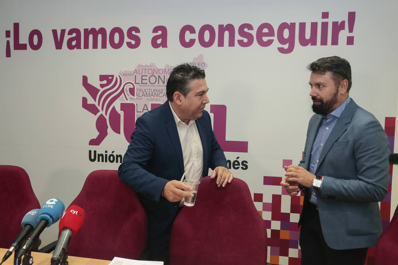 Los procuradores de UPL en las Cortes de Castilla y León, Luis Mariano Santos, Alicia Gallego y José Ramón García, exponen las enmiendas a los presupuestos de la comunidad.