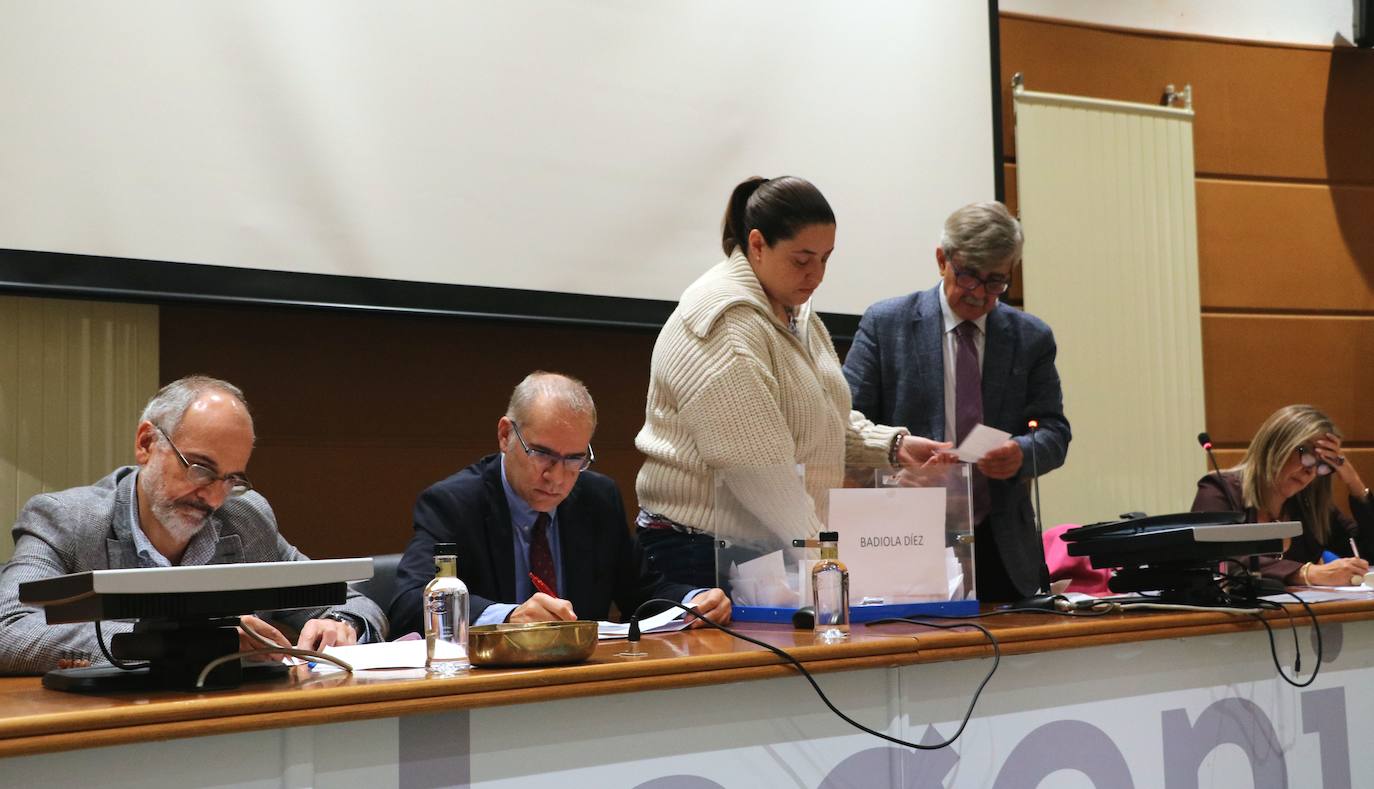 El Claustro de Doctores de la Ule ratifica los Honoris Causa para Juan José Badiola y José Luis Rodríguez Zapatero.