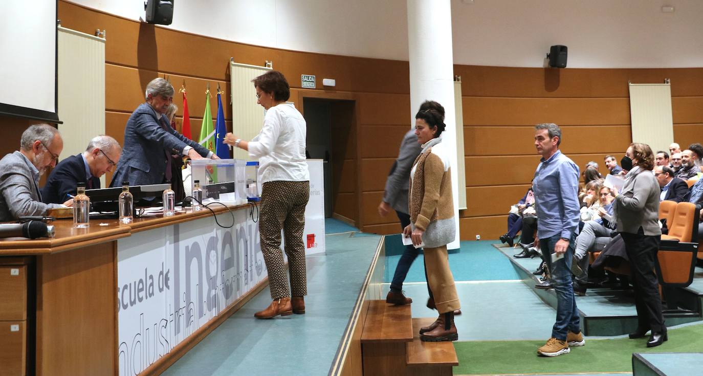 El Claustro de Doctores de la Ule ratifica los Honoris Causa para Juan José Badiola y José Luis Rodríguez Zapatero.