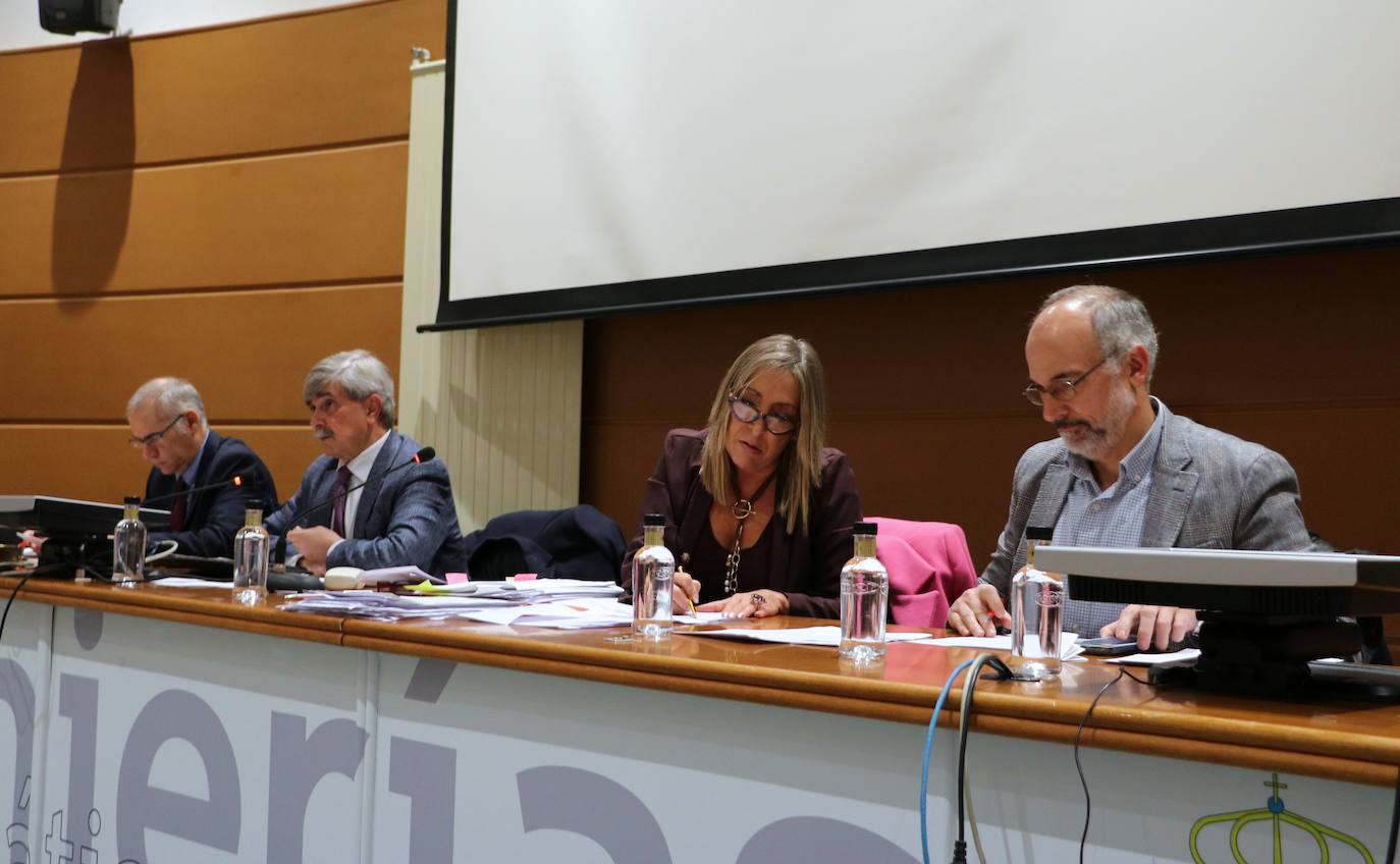 El Claustro de Doctores de la Ule ratifica los Honoris Causa para Juan José Badiola y José Luis Rodríguez Zapatero.