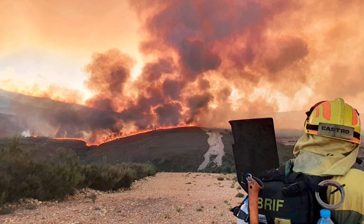 Imagen de archivo del incendio en el campo de tiro de El Teleno este verano en León.