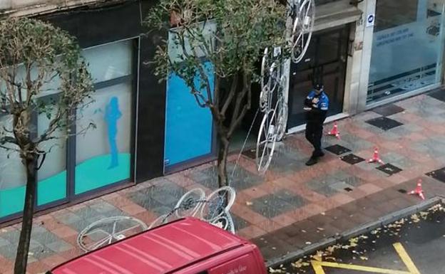 caída de elementos de decoración navideña en Gran Vía de San Marcos por el intenso viento el pasado lunes.