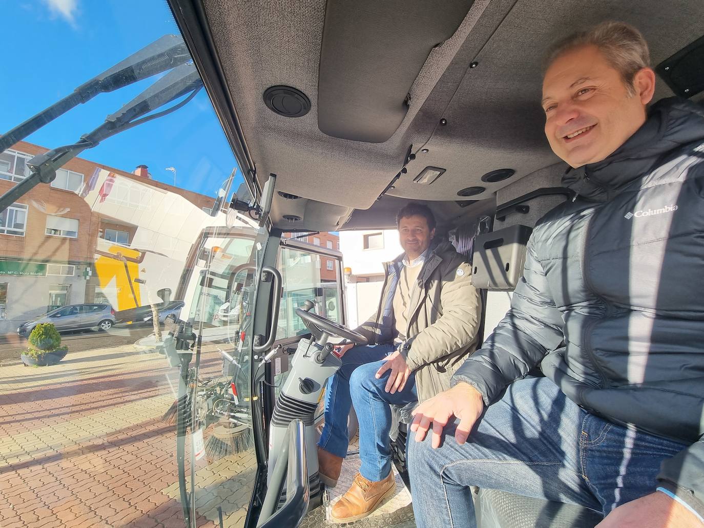 Villaquilambre ya cuenta con una nueva barredora.