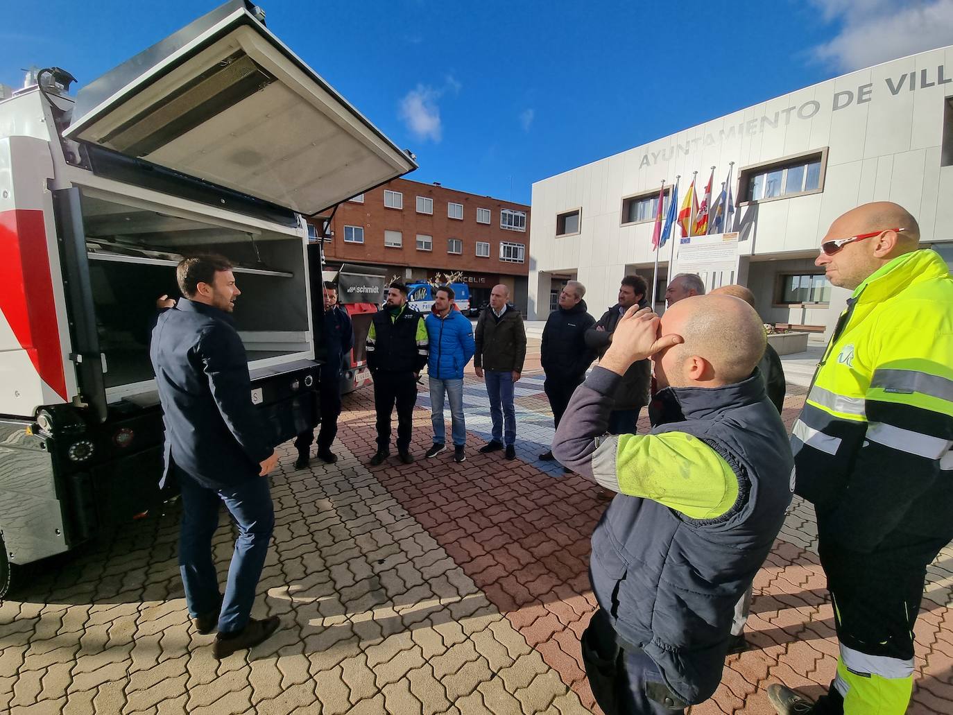 Villaquilambre ya cuenta con una nueva barredora.