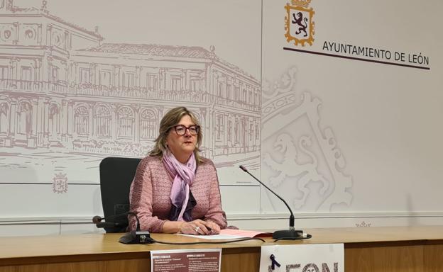 Argelia Cabado, concejala de Igualdad, durante la rueda de prensa en el Ayuntamiento de León.