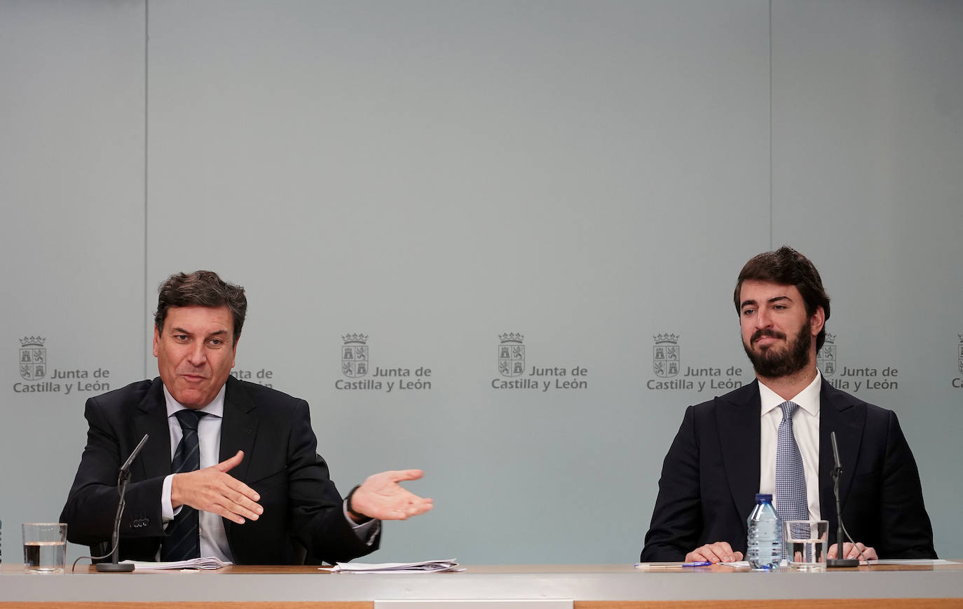 El vicepresidente de la Junta, Juan García-Gallardo, y el consejero de Economía y Hacienda y portavoz, Carlos Fernández Carriedo, comparecen en rueda de prensa posterior al Consejo de Gobierno.