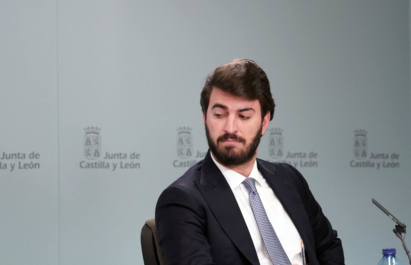 El vicepresidente de la Junta, Juan García-Gallardo, y el consejero de Economía y Hacienda y portavoz, Carlos Fernández Carriedo, comparecen en rueda de prensa posterior al Consejo de Gobierno.