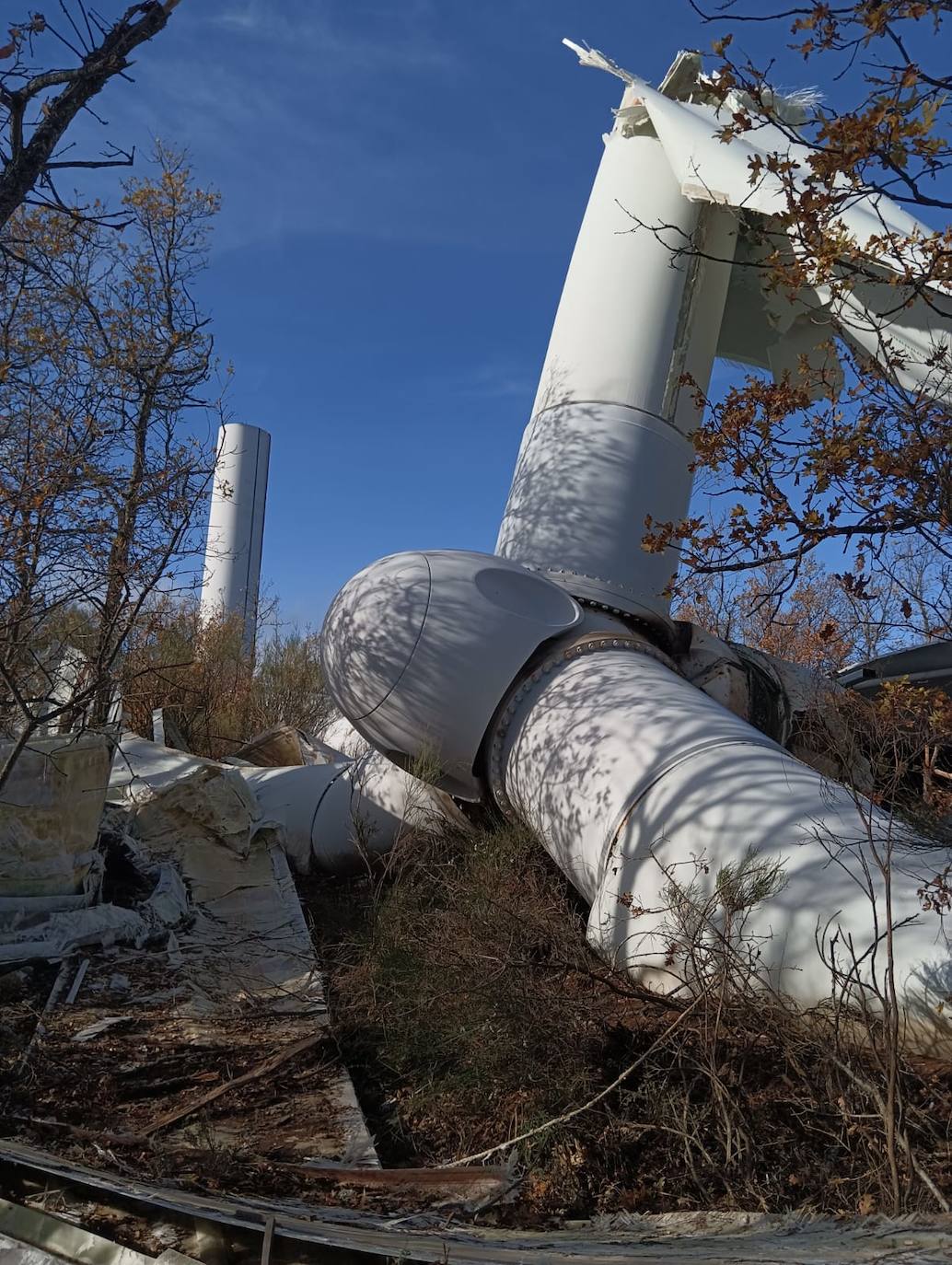 El aerogenerador en el suelo del parque eólico situado en Lucillo. 