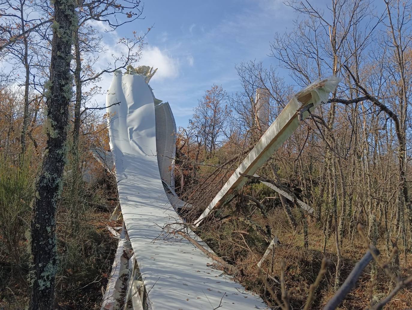 El aerogenerador en el suelo del parque eólico situado en Lucillo. 