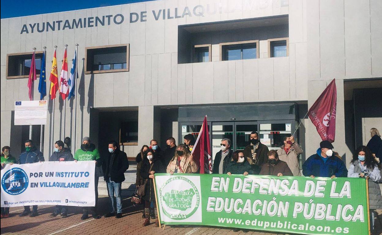 Miembros de la plataforma 'Por un instituto en Villaquilambre' en una de las concentraciones que han realizado frente al Ayuntamiento.