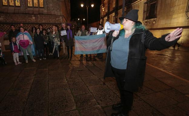 Rebelión Feminista y Awen León se concentran conta los retrasos de la Ley Trans, que despatologiza la transexualidad y legaliza la autodeterminación de género y sexo registral.