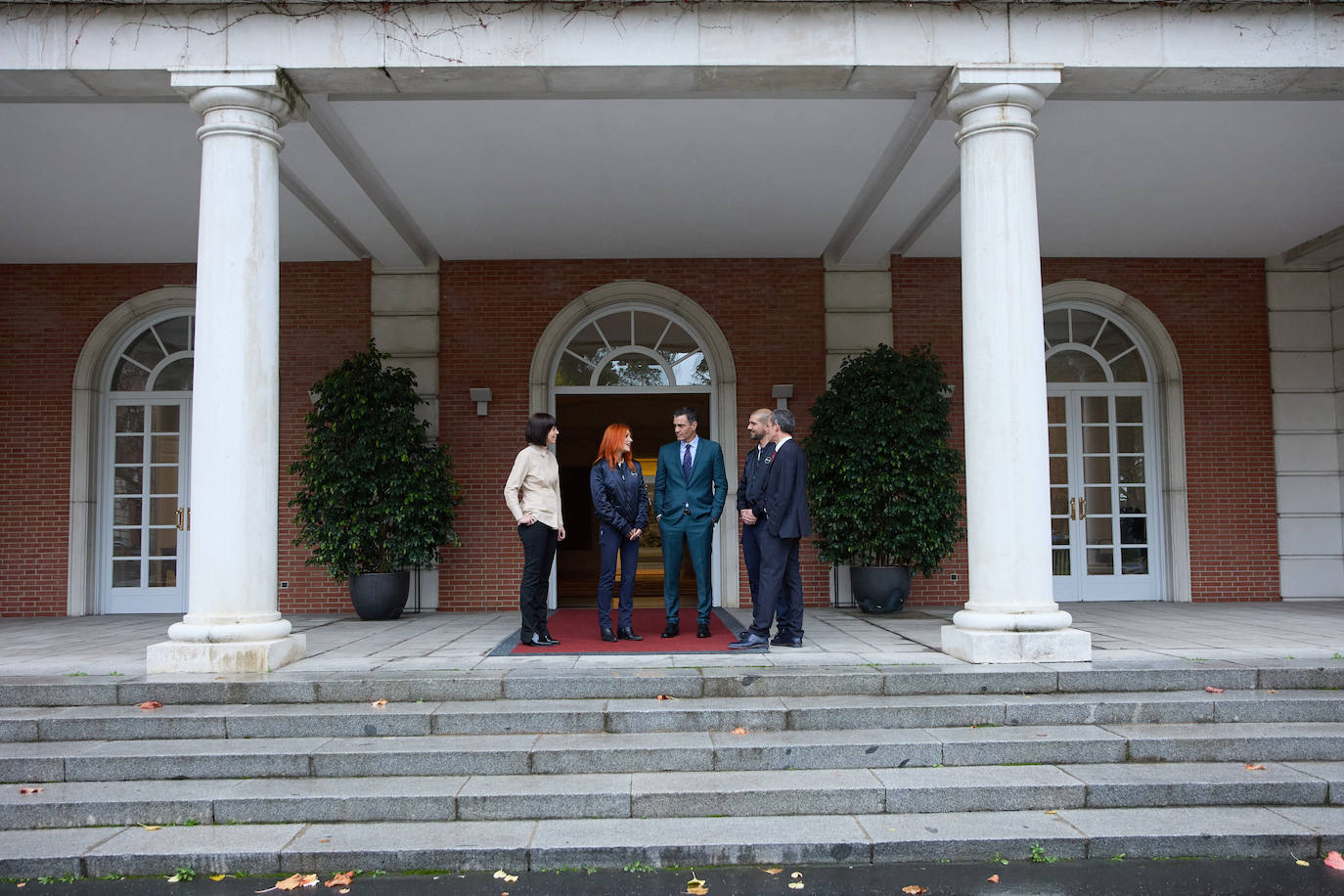 El presidente del Gobierno, Pedro Sánchez, recibe a los dos nuevos astronautas españoles de la Agencia Espacial Europea (ESA), los leoneses Pablo Álvarez y Sara García. En el Complejo de la Moncloa ambos han sido saludados por el presidente del Ejecutivo, Pedro Sánchez, la ministra de Ciencia e Innovación, Diana Morant, además del astronautra Pedro Duque.