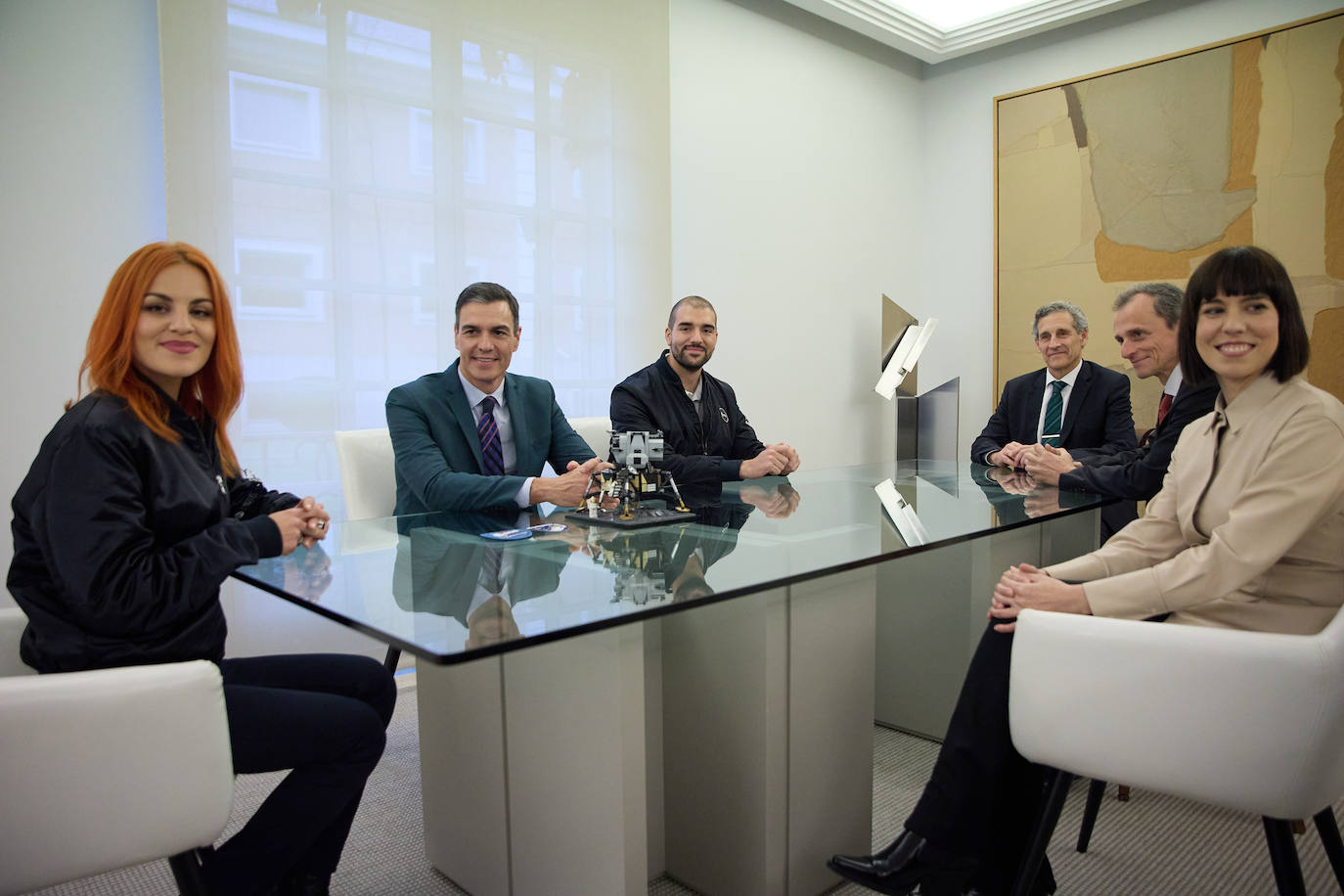 El presidente del Gobierno, Pedro Sánchez, recibe a los dos nuevos astronautas españoles de la Agencia Espacial Europea (ESA), los leoneses Pablo Álvarez y Sara García. En el Complejo de la Moncloa ambos han sido saludados por el presidente del Ejecutivo, Pedro Sánchez, la ministra de Ciencia e Innovación, Diana Morant, además del astronautra Pedro Duque.