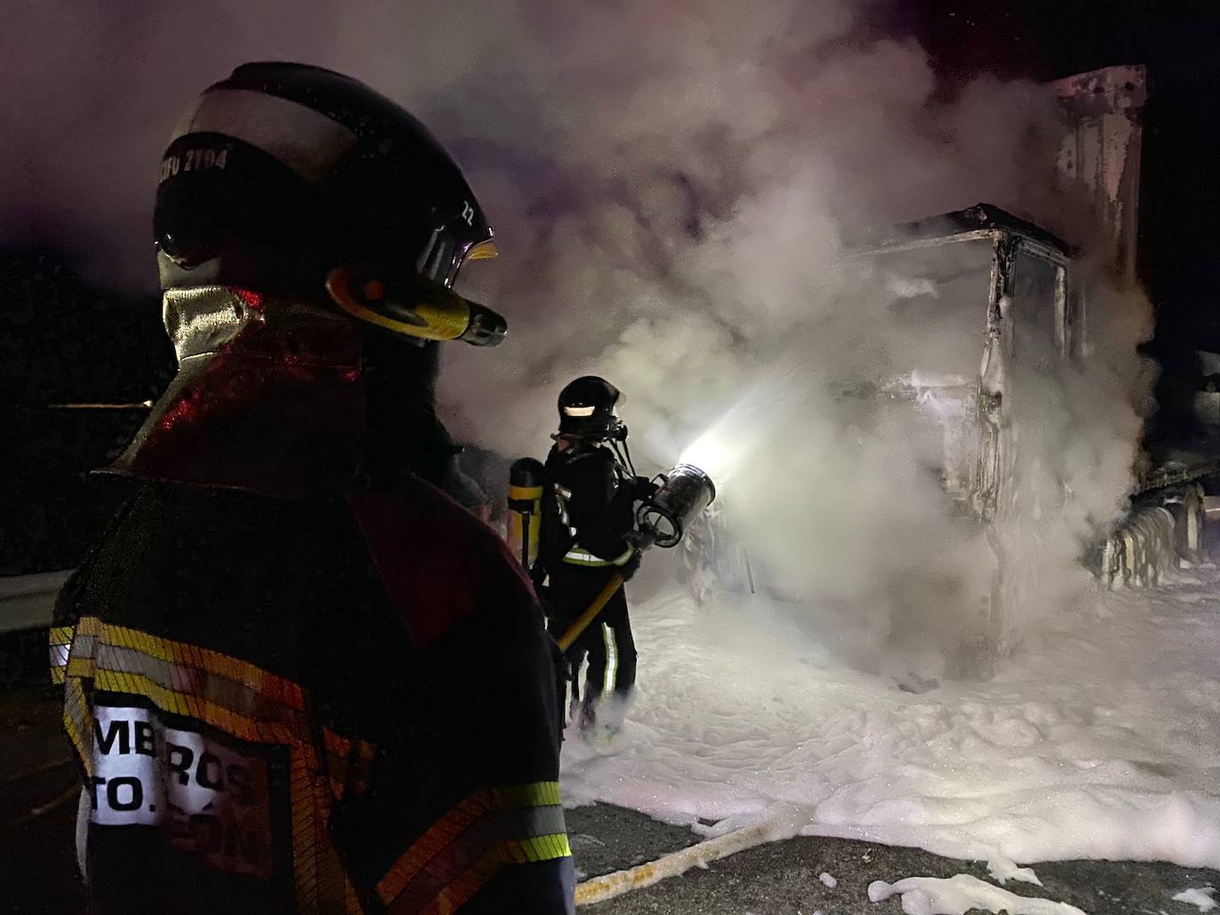 Los bomberos acuden al lugar a extinguir las llamas. 