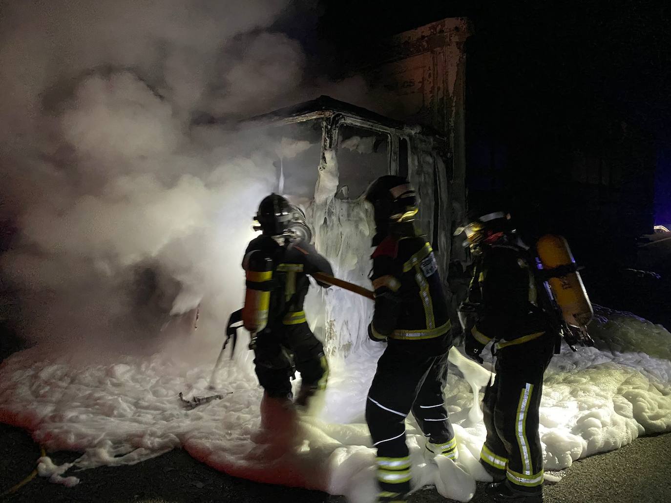 Los bomberos acuden al lugar a extinguir las llamas. 