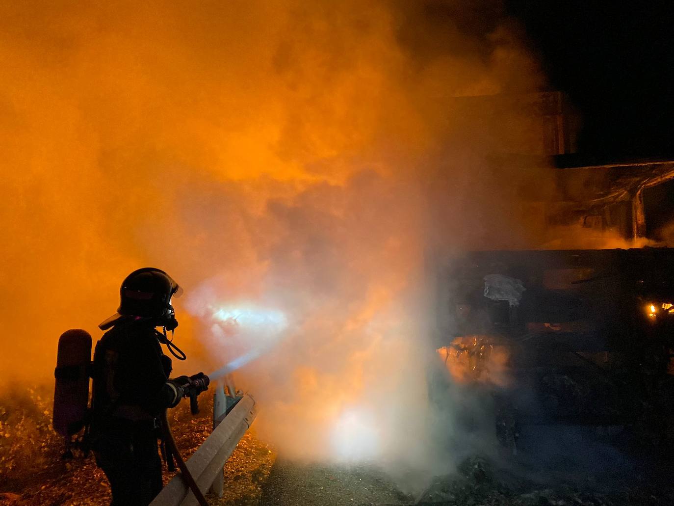 Los bomberos acuden al lugar a extinguir las llamas. 