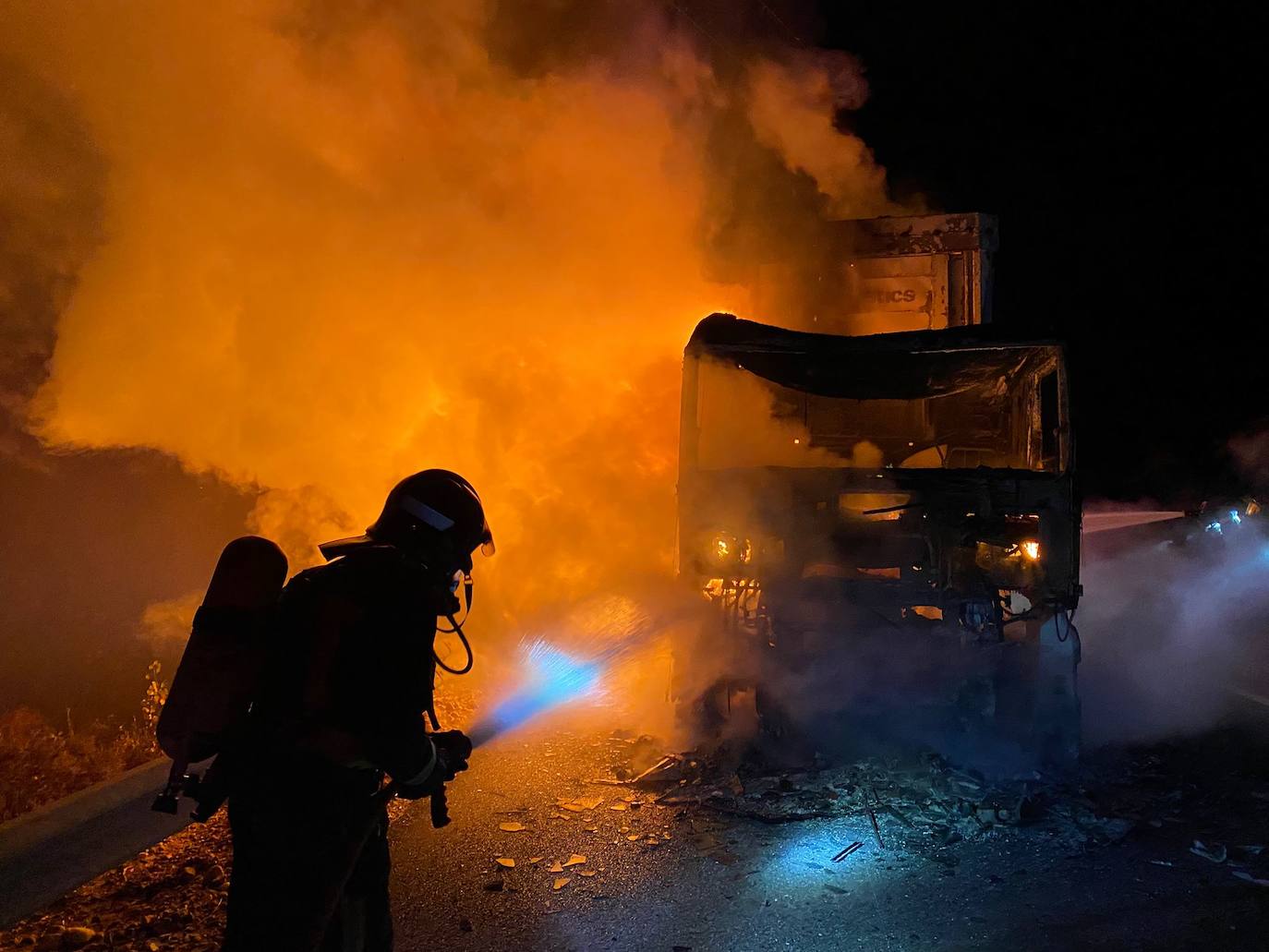 Los bomberos acuden al lugar a extinguir las llamas. 