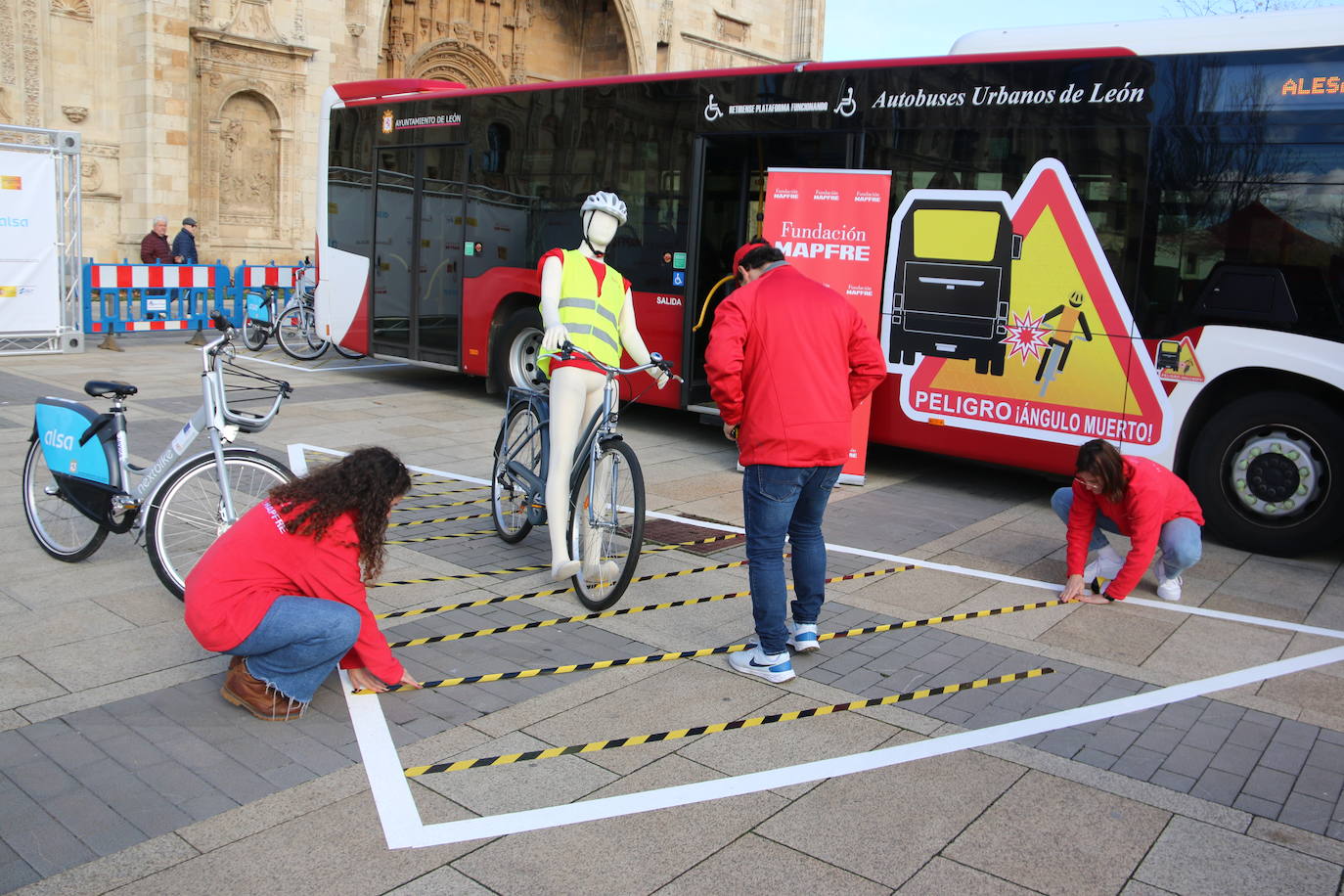 La DGT, Fundación Mapfre y Alesa organizan una campaña de concienciación sobre la importancia de la seguridad vial en la ciudad | Unos 150 escolares del Camino del Norte y Quevedo descubren la importancia de circular, tanto peatones como ciclistas y conductores, con responsabilidad.