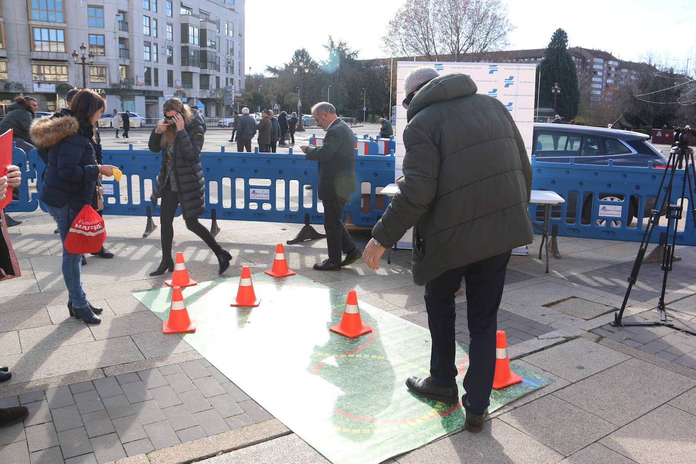 La DGT, Fundación Mapfre y Alesa organizan una campaña de concienciación sobre la importancia de la seguridad vial en la ciudad | Unos 150 escolares del Camino del Norte y Quevedo descubren la importancia de circular, tanto peatones como ciclistas y conductores, con responsabilidad.