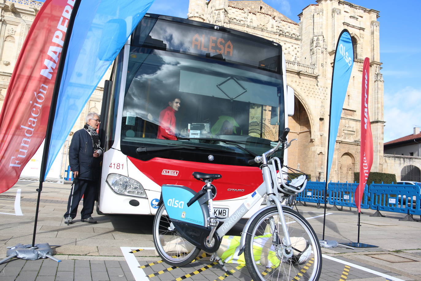 La DGT, Fundación Mapfre y Alesa organizan una campaña de concienciación sobre la importancia de la seguridad vial en la ciudad | Unos 150 escolares del Camino del Norte y Quevedo descubren la importancia de circular, tanto peatones como ciclistas y conductores, con responsabilidad.