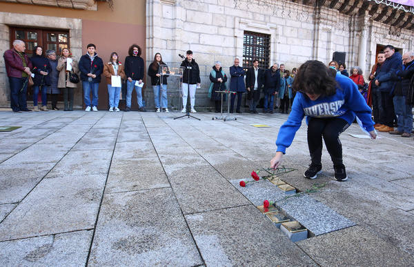 Acto de colocación de cinco nuevos 'adoquines de la memoria' en Ponferrada.