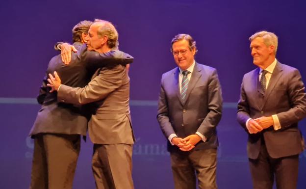 Celebración del Día de la Empresa en León, con la entrega del premio a Empresario Leonés del Año, Juan María Vallejo, ante la mirada del presidente de la CEOE y Fele.