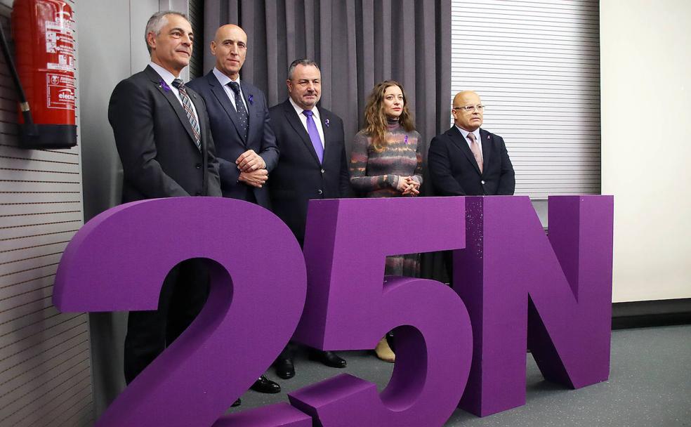 Foto de familia del acto institucional del día de la Eliminación de la Violencia Contra la Mujer. 