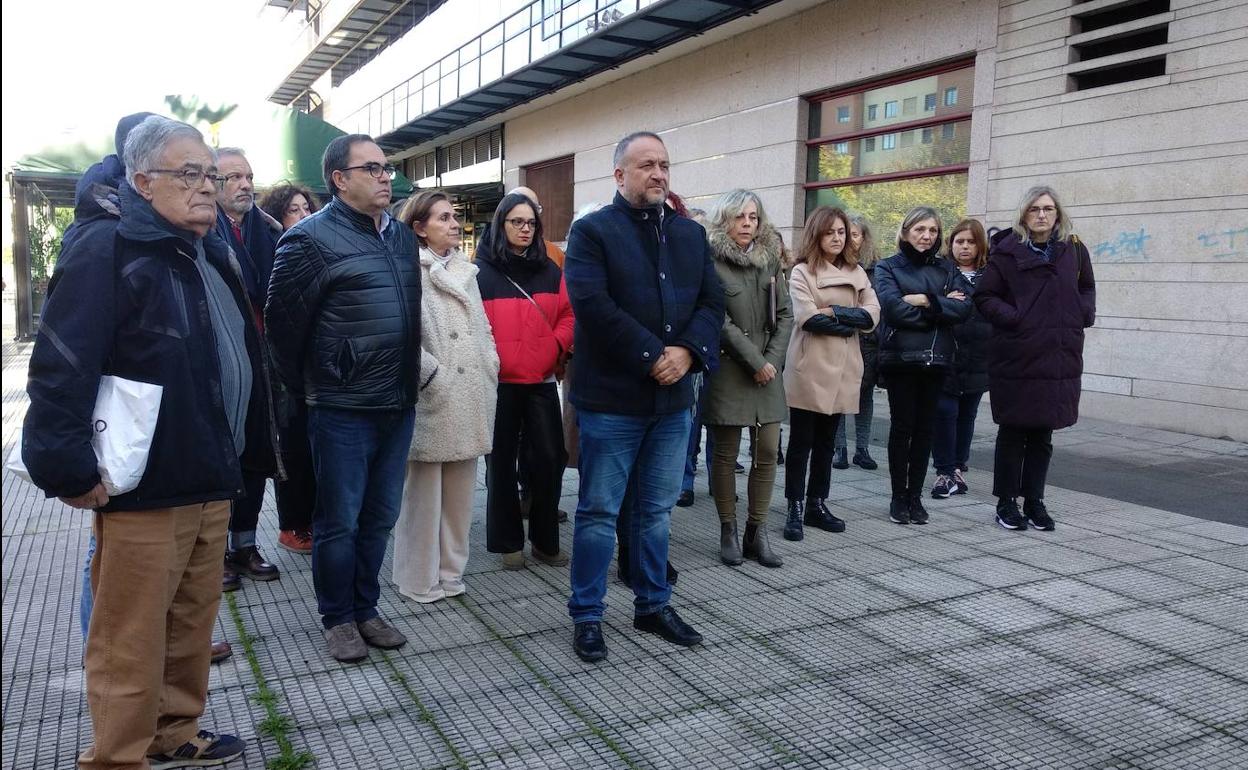 Minuto de silencio ante el Consejo Comarcal del Bierzo en recuerdo a las mujeres víctimas de la violencia machista. 