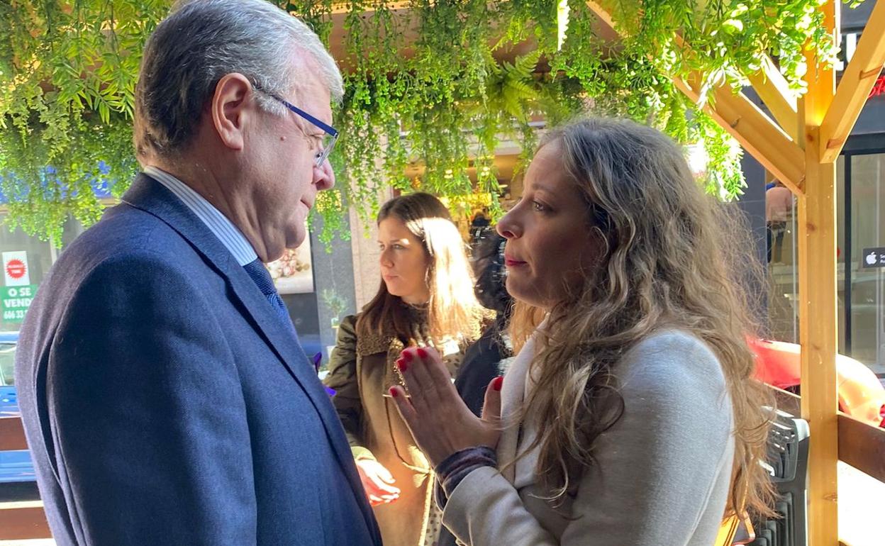 Antonio Silván y Ester Muñoz este viernes momentos antes de entrar a los actos conmemorativos del 25-N. 