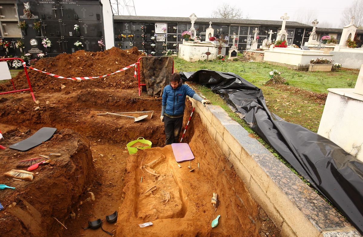 El colectivo Sputnik Labrego exhuma los cuerpos de dos represaliados de la guerra civil en el cementerio de Fuentesnuevas.